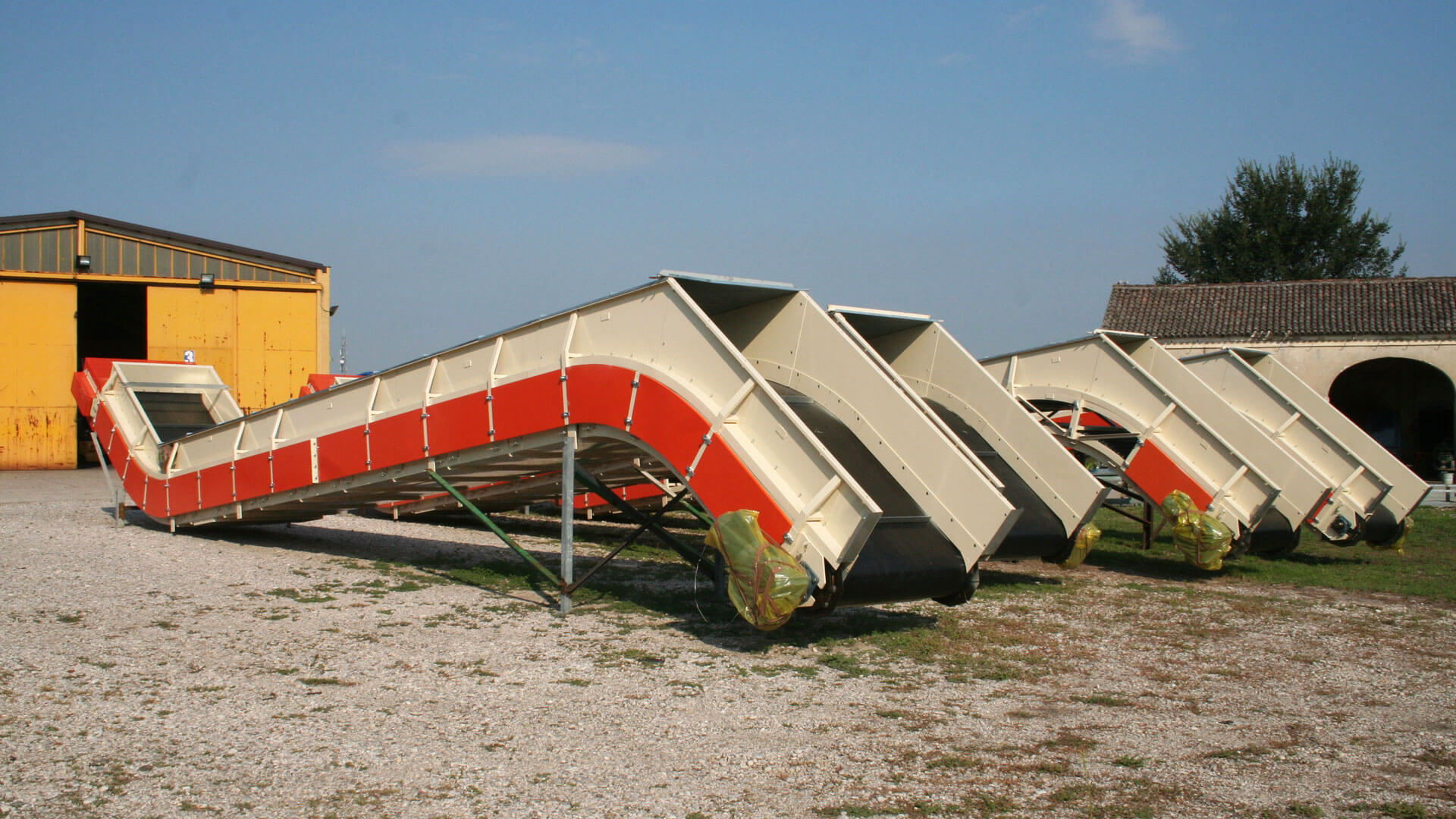 Conveyor belts with metal shutters